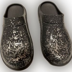 Oofos proscetto pop size 7.     NWOT